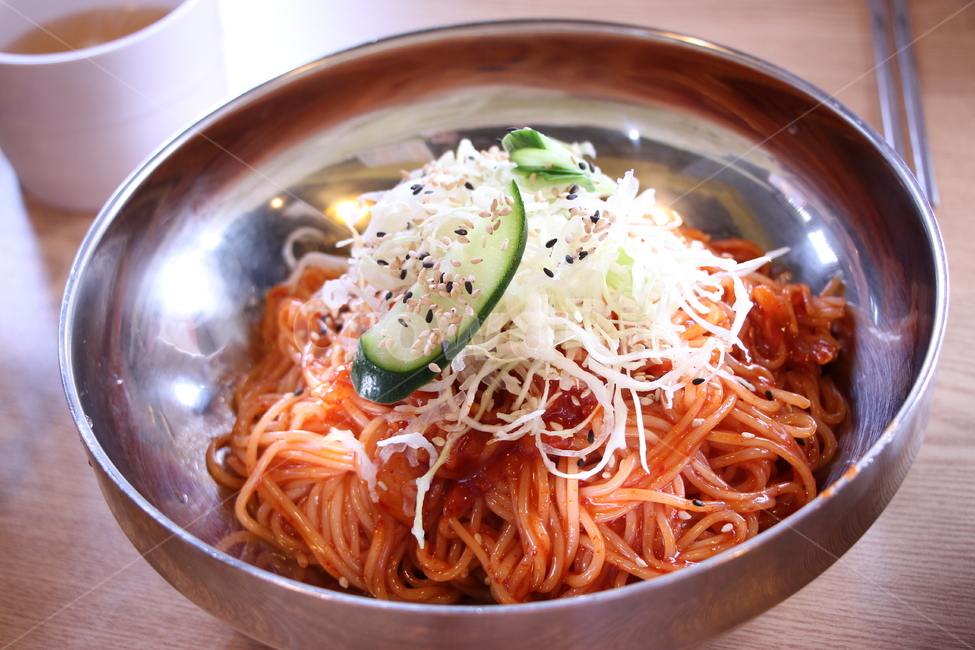 국수,비빔국수,음식,식사,양배추,맛있는음식,오이,그릇,noodles,spicynoodles,food,meal,cabbage,cucumber,bowl,deliciousfood