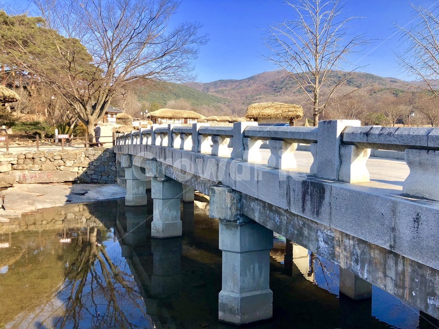 human,인간,person,사람,다리,물,water,나무,강,호수,초가집,민속촌,한국,전통