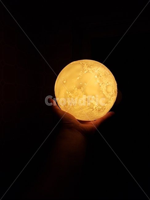 달,조명,손,어둠,손위에달