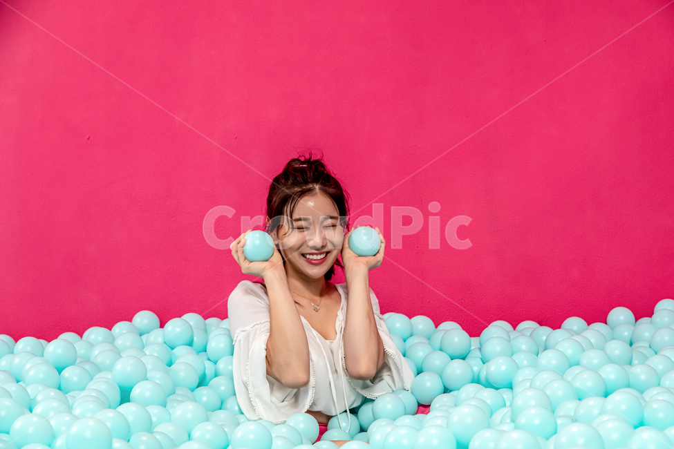 파티,새해,연말,축제,생일,공,ball,sphere,구체,즐거움,환희,기쁨,행복,사랑,활기,축하,볼풀,여성,동양인,아시아인,젊은여성,귀여움,아름다움,화장품,광고,디자인,스튜디오,볼풀장,컬러풀,컬러,핑크,블루,여자,휴가,연휴,축일,사람,얼굴,기념,woman,female,young,person,blue,pink,colorful,studio,beautuful,cute,풍선,balloon,사람,인물,인간,human,person,얼굴표정,facial expression,face,여성,여자,woman,female,lady