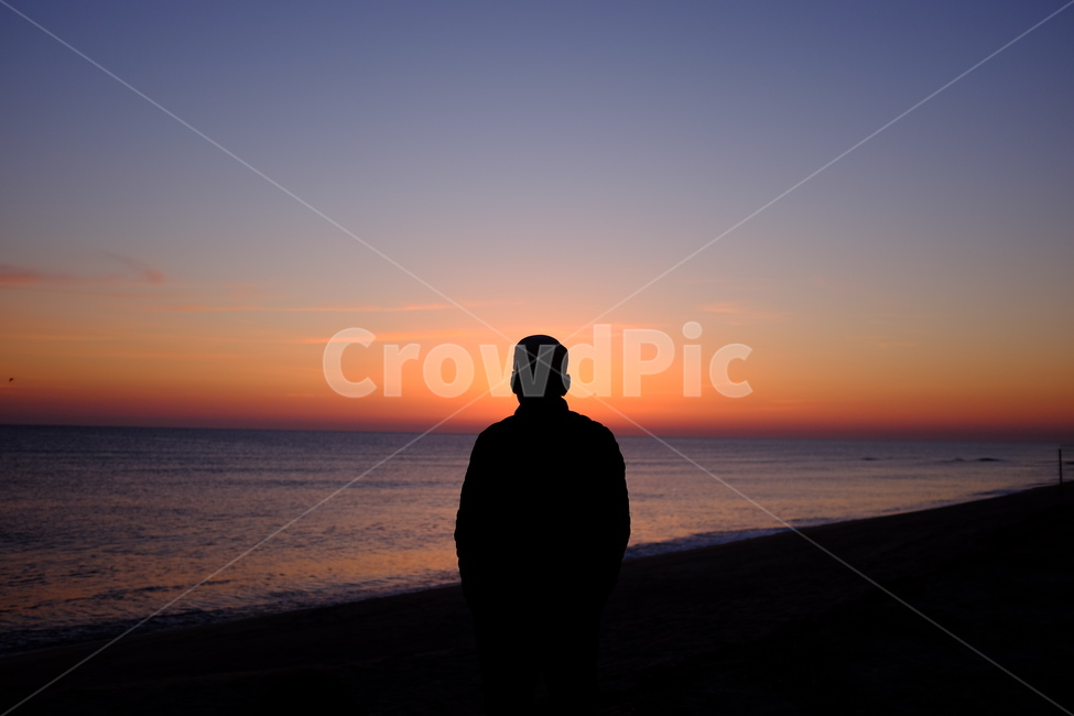 노을,바다,뒷모습,여행,힐링,해변,바다,beach,sea,사람,인물,인간,human,person,인물실루엣,사람실루엣,character silhouette,human silhouette,여행,휴가,traveling,vacation,trip,silhouette,실루엣,nature,자연,outdoors,옥외,dusk,황혼,dawn,새벽,sky,하늘,red sky,붉은 하늘,sunset,일몰