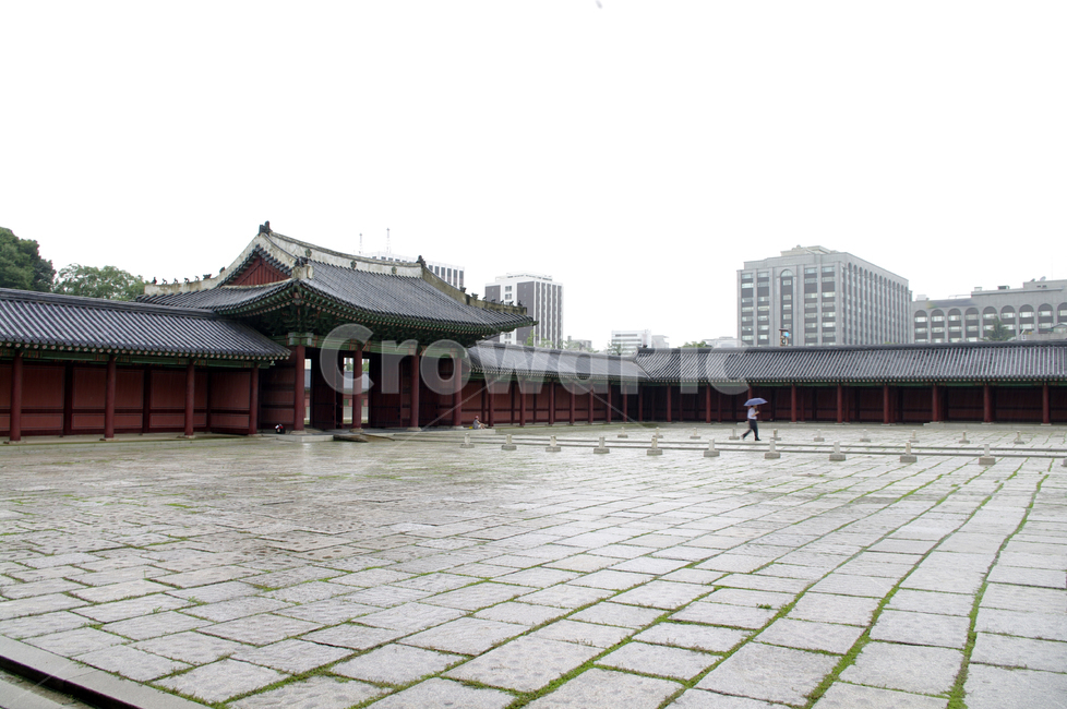 창덕궁,고궁,한옥,전통가옥,기와지붕,건축,traditional,박석,돌,한국전통,한국문화,korean traditional,korean culture,랜드마크,landmark,tourist attraction,한국랜드마크,한국관광지,한국명소,korea landmark,korea tourist attraction,사람들,대중,군중,other people,crowd,건축물,건물외관,exterior,building,structure,architecture,construction