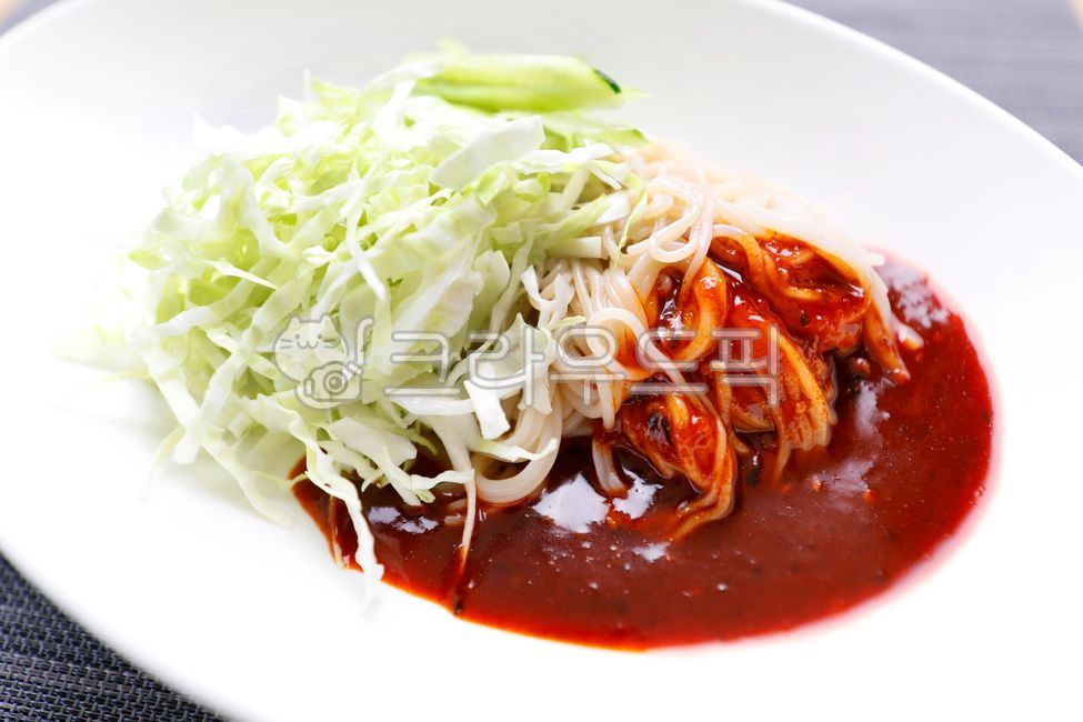 Korean image,Bibimmyeon,cabbage,Korean cuisine,Jjolmyeon,Spicy image,hot sauce,plate,chili pepper paste,Spicy noodles,food,meal,dish,Bibim Noodles,Korean style,spicy food