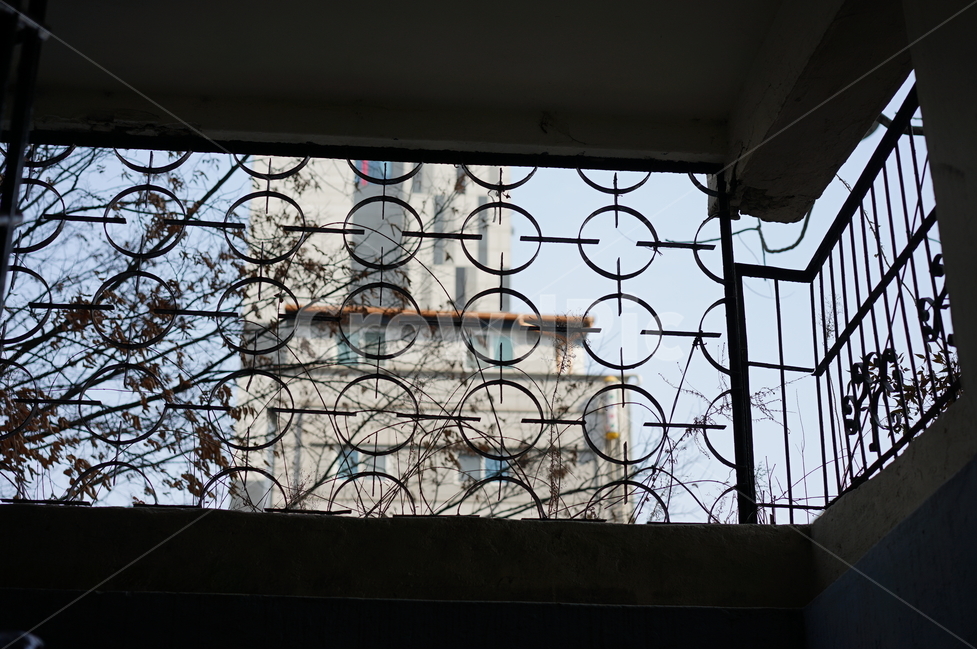 창문,창가,철창,아파트,계단,복도,건축물,건물외관,exterior,building,structure,architecture,construction