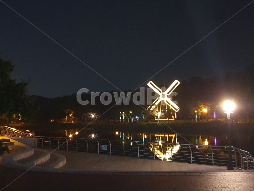 난간,풍차,호수,야경,nightview,windmill,park,공원,가로등,불빛,light,sky,dark,울산,대공원,울산대공원,자연,풀,봄날,햇살,따뜻,봄,Ulsan,lake,nature,Ulsangrandpark