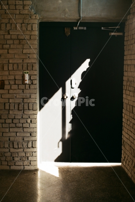문,철문,빛,그림자,손잡이,대비,인테리어,실내디자인,interior design
