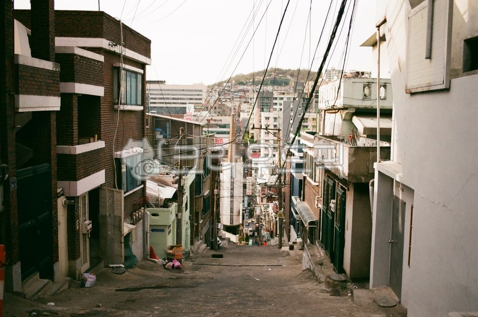 도시골목,골목길,주택가,주거지역,언덕길,경사진도로,한국도시,도심풍경,전선,도시밀집지역,주택외관,오래된건물,대한민국,수도권