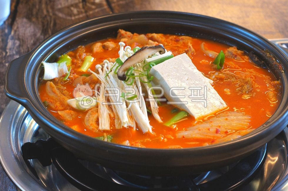 김치찌개,kimchistew,김치전골,kimchijjigae,spicystew,두부김치찌개,두부김치전골,porkstew,meatstew,돼지김치찌개,돼지김치전골,음식,food,kfood,요리,플레이팅,foodpresentation,plating