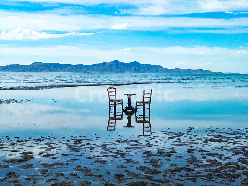 소금,자연,옥외,평지,바닥,솔트레이크,전경,풍경,광경,하늘,salt,소금호수,saltlake,sky,cloud,구름,하얀구름,적운,수평선,펄밭,뻘밭,소금물,푸른하늘,걸상,테이블,의자,물,바다,sea,감성,컴퓨터배경사진,배경사진,배경,풍경사진,백그라운드,배경이미지,풍경이미지,엽서사진