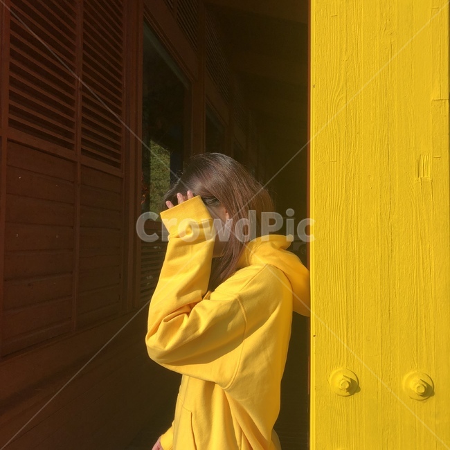 coat,코트,clothing,의류,apparel,의복,노랑,감성,페인트,인물