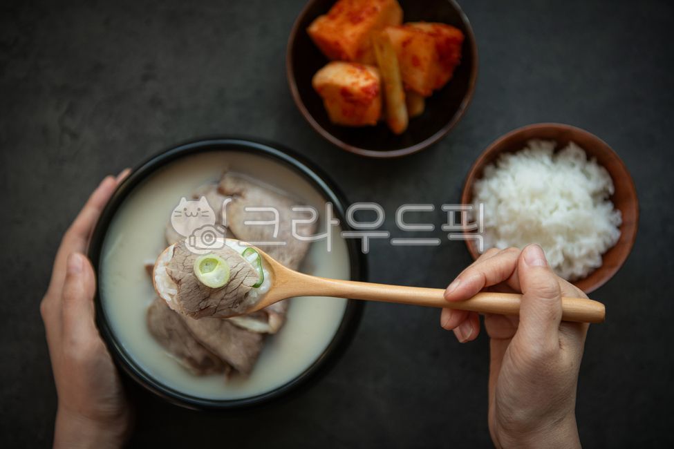 Seolleongtang,gomtang,boiled pork soup,beef,earthenware pot,spoon,hand,kimchi,radish kimchi,beef bone broth,rice,green onion,green onion,food,meal,menu cut,cooking,warm,soup