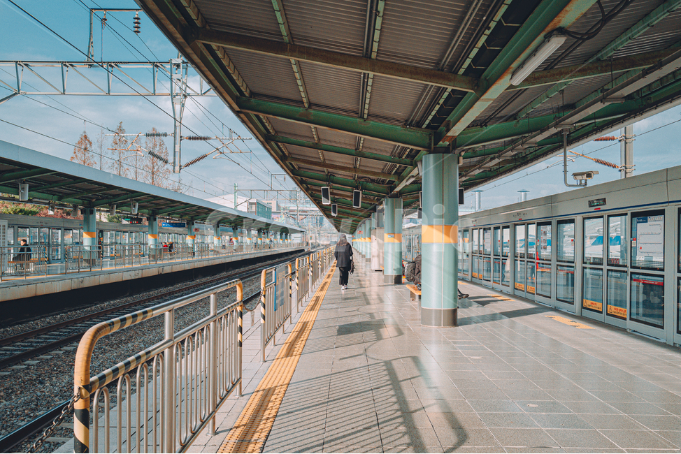 전철역,전철,기차역,철길,교통,난간,사람,trainstation,person,교통,교통수단,traffic,transportation