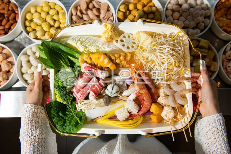 마라탕,마라상궈,재료,식재료,야채,신선한,모델,고르다,새우,숙주,청경채,오뎅,버섯,연근,식사,음식,meal,food,리필