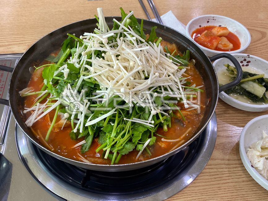 매운탕,술안주,팽이버섯,미나리,배경,생선음식,국물요리,요리,매운,한식,냄비,식재료,수산물,해산물,한국음식,한국요리,메기,메기매운탕,얼큰한,fishstew,maeuntang,sidedish,enokimushroom,waterparsley,background,catfishmaeuntang,fishfood,soupdish,cuisine,korean,pot,ingredients,aquaticproduct,seafood,koreanfood,koreancuisine,catfish,catfishspicysoup,spicy