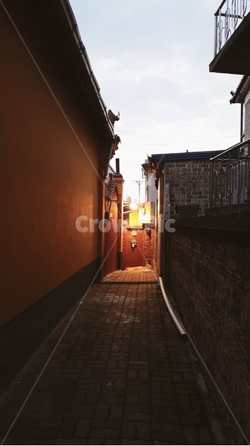 해질녘,낭만,골목,가로등,주택,path,walkway,sidewalk,거리,오후,인천,도시,삶,인생,vintage,lightning,town,조명,분위기,빈티지,벽돌