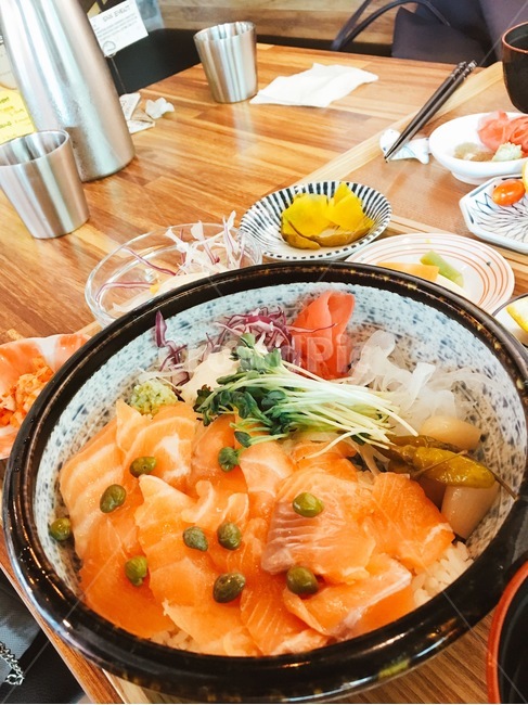 일식,요리,연어,연어덮밥,외식,음식