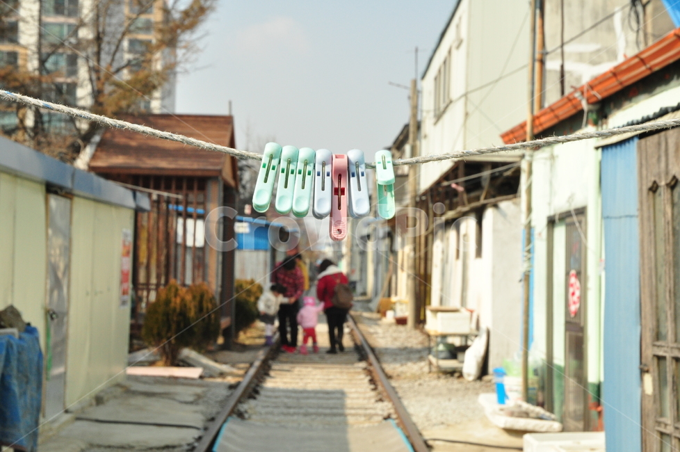 철길,마을,빨래줄,빨래집게,기찻길,철도,사람,골목길,alley