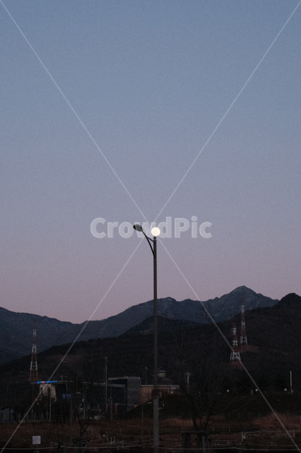 가로등,보름달,달,streetlamp,streetlight,moon,fullmoon,해질녘,노을,석양,sunset,산,mountain
