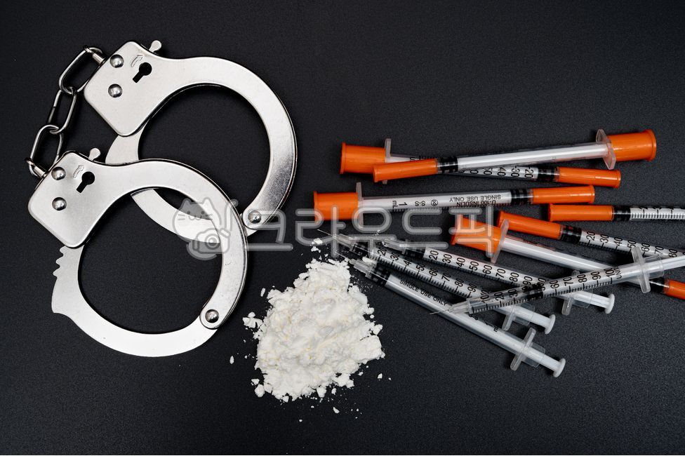 close up,heroin,hallucination,cocaine,concept,drug addiction,handcuffs,drug crime,powder,illegal,Addicted,drug,opium,syringe,White,problem,dark,crime