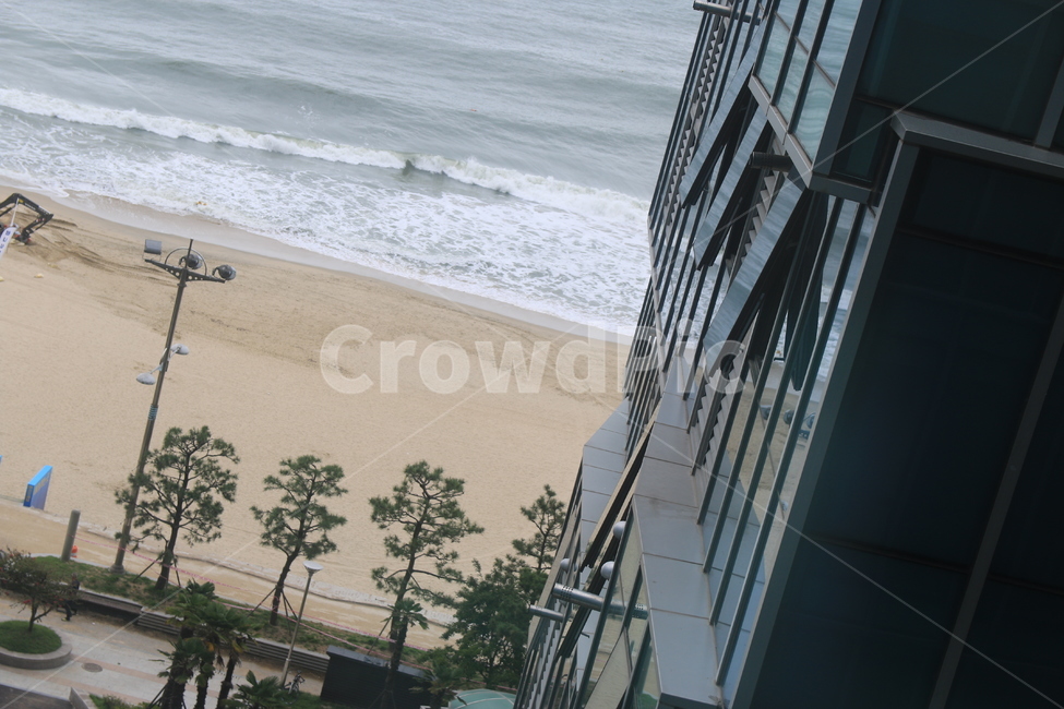 해변,파란색,바다,모래사장,건물,나무,파도
