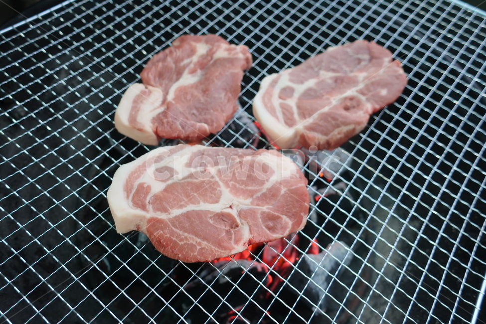 돼지,고기,구이,목살,석쇠,숯불,육류,정육,캠핑,로스구이,음식,식재료,요리,food,cook,meal,dishes,food reserves,육류,고기,meat
