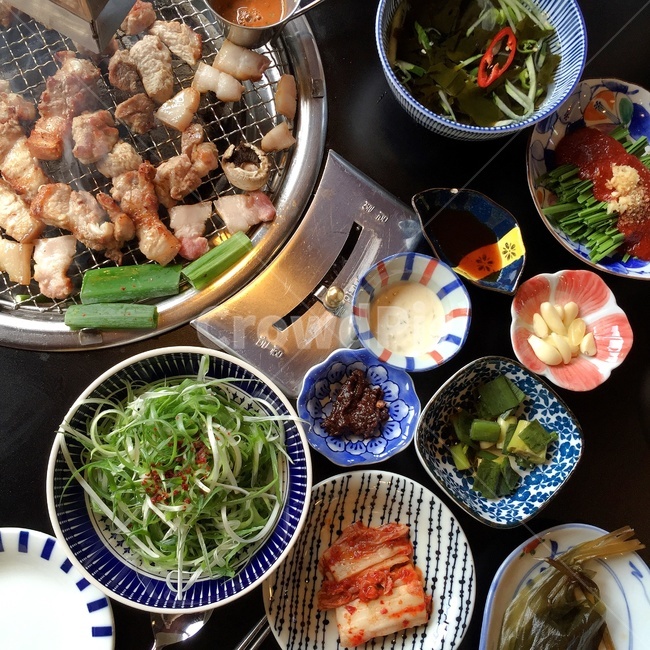 외식,돼지고기,삼겹살,목살,고기,숯불구이,화로구이,고기굽기,음식,요리,한식,불판,푸드,육류,food,meal,cook,음식,식재료,요리,food,cook,meal,dishes,food reserves,육류,고기,meat,한식,한국음식,한국요리,korean food,korean dishes,korean meal,korean cook