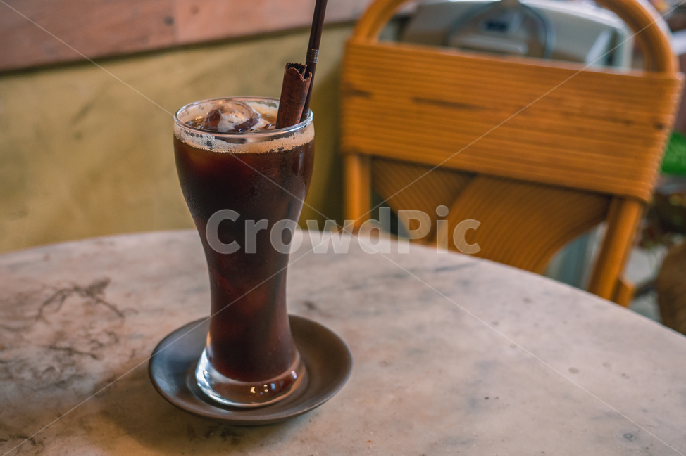 아이스아메리카노,시나몬,계피,얼음,카페,아이스,아메리카노,coffee,americano,ice,iced,cafe,테이블,인테리어,음료,여름,아이스음료,여름음료,시원한커피,cool,커피,카페,coffee,cafe