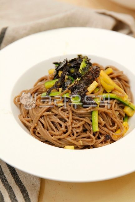 Soy Sauce Noodles,Makguksu,Korean,Perilla Oil Makguksu,noodle,cooking,food,Buckwheat noodles