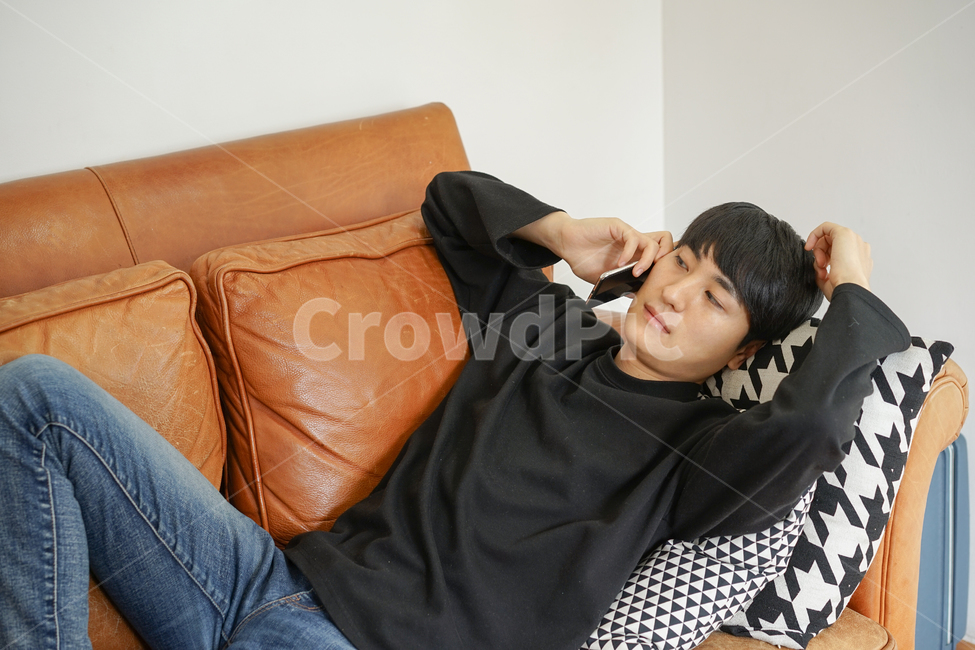 쇼파,소파,휴식,남성,남자,거실,휴일,sofa,실내,쿠션,rest,가구,휴대폰,전화,통화,핸드폰,집콕,방구석,일상,집돌이,사람,인물,인간,human,person,남성,남자,man,male