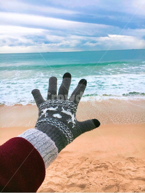 장갑,코트,빨강,풍경,배경,겨울,모래,해변,바다,beach,sea,사람,인물,인간,human,person,신체일부,몸,body