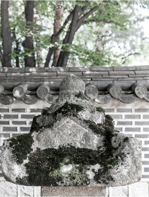 기와,석등,이끼,돌담,전통유산,한국전통,한국문화,korean traditional,korean culture,조각상,동상,석상,조형물,statue,bronze statue,stone statue,종교,신앙,religion,belief,faith,흑백,모노톤,monochrome,black and white,건축물,건물외관,exterior,building,structure,architecture,construction