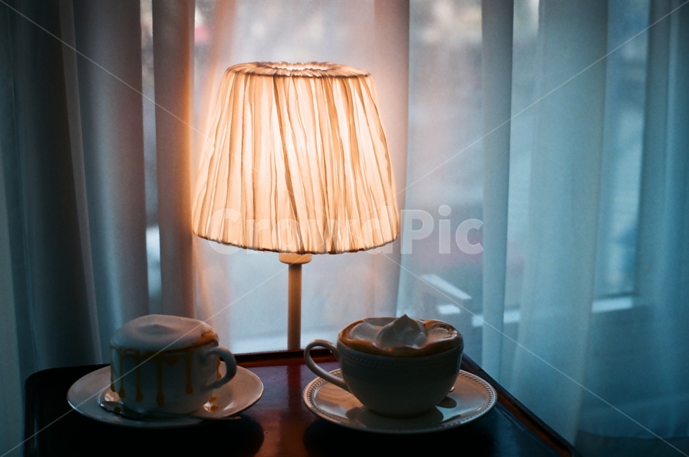 CAFE,무드등,스탠드조명,카페,커피,조명등,따뜻함,라떼,아인슈페너,분위기,감정,coffee,latte,latteart,휘핑크림,조명,bulb,light,커튼,암막,활기참,어둠,커피,카페,coffee,cafe,감성,sensible,feeling,인테리어,실내디자인,interior design