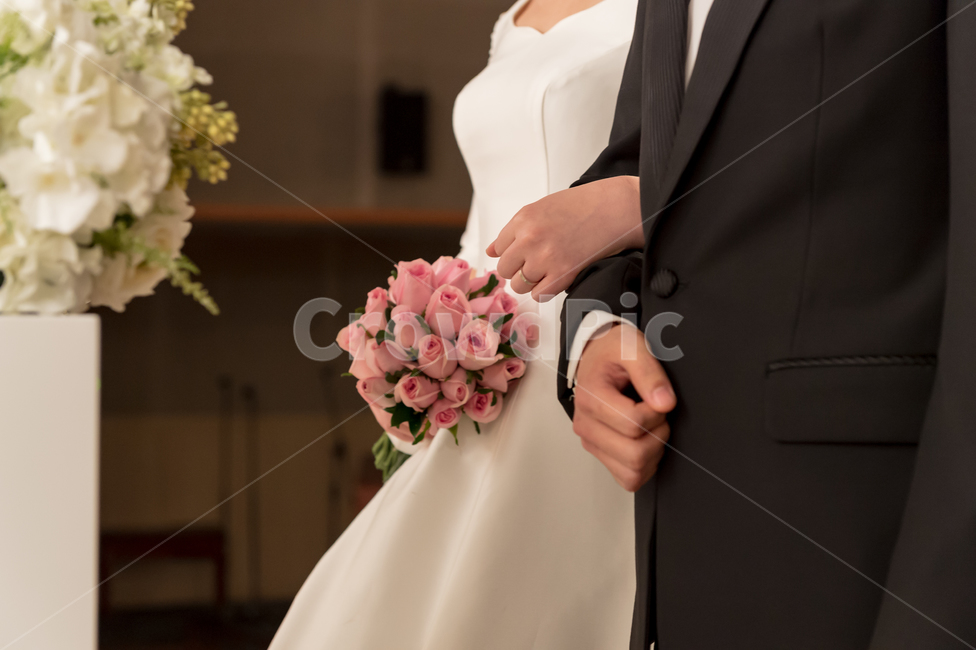 결혼,혼례,신랑,신부,실내,의식,웨딩,드레스,정장,엄숙,경건,손,손목,손가락,예식,본식,반지,예물,장미,꽃,분홍색,흰색,녹색,빨간색,부케,여자,남자,결혼,혼례,웨딩,wedding,marriage,marry