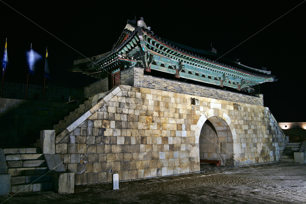 화서문,서문,성곽,수원화성,수원,유네스코세계문화유산,야경,보물제403호,옹성,야경,밤,풍경,nightscape,night,landscape,한국전통,한국문화,korean traditional,korean culture,건축물,건물외관,exterior,building,structure,architecture,construction,건물