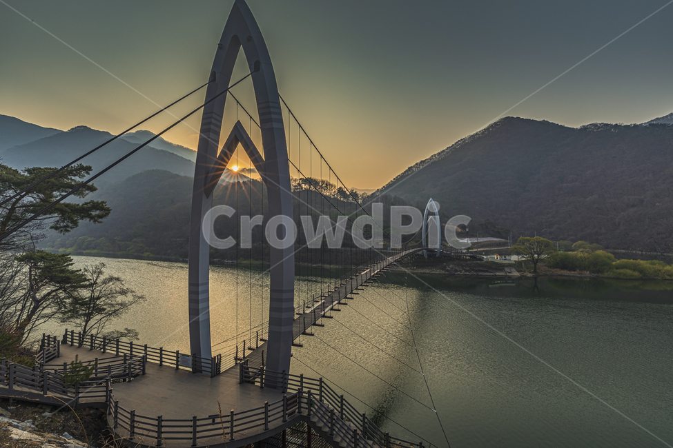 일출,호수,출렁다리,새벽,산,둘레길,옛길,트레킹,하늘,sunrise,lake,floatingbridge,dawn,mountain,circle,oldroad,trekking,sky,자연,풍경,nature,landscape