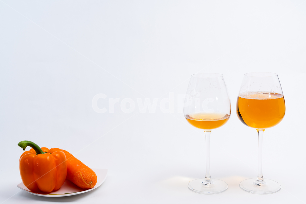 접시,그릇,도자기,와인잔,포도주,맥주,커플,유리잔,투명한,배경,주황색,노란색,하얀색,채소,야채,식재료,다이어트,건강한,칼로리,식단,안주,알콜,주류,차가운,담백한,딱딱한,쥬스,항산화,정돈된,농사,깨끗한,수분,정물,스튜디오,접사,음식,비타민,반찬,파프리카,탄산,당근,뿌리,채소,야채,vegetables,술,주류,alcohol,사물,물건,오브젝트,thing,object,matter