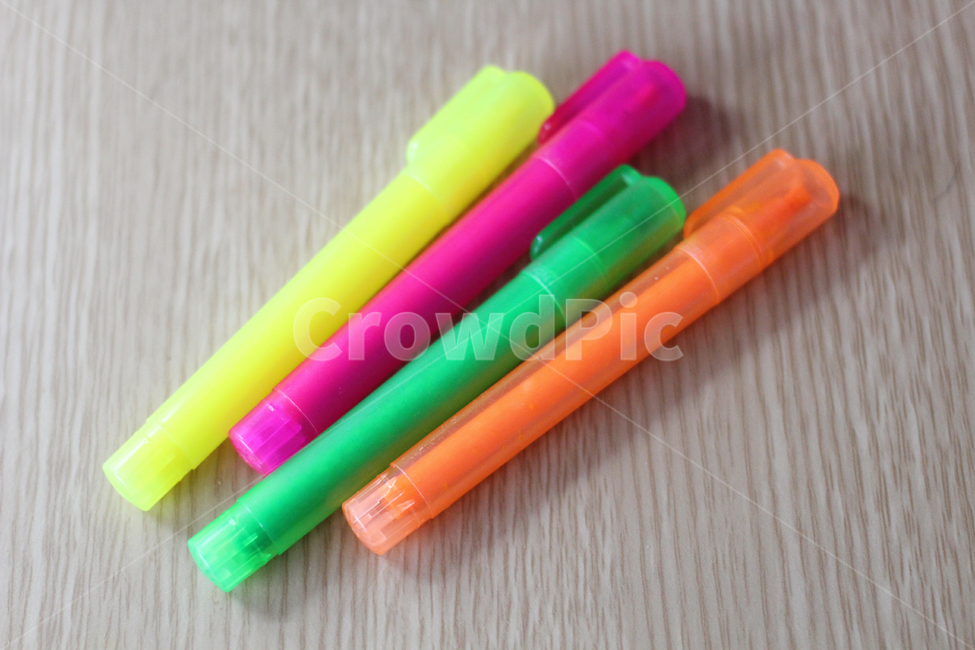 형광펜,펜,필기도구,highlighter,줄긋기,사물,물건,오브젝트,thing,object,matter,학용품,문구류,사무용품,school supplies,stationery,office supplies
