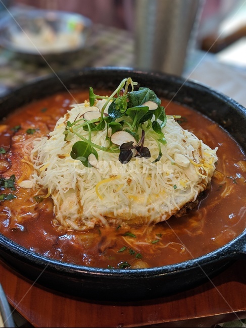 음식,함박스테이크,치즈,토마토,요리