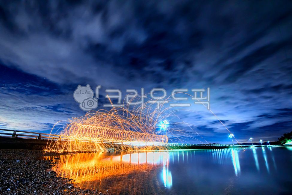 Steel Wool,Light Trails,Long Exposure,Fireworks,Fireworks,Night Photography,Special Photography,Performance,Dynamic,Energetic,Reflection,Light Trails,Artistic,Background,Creative,Glowing,Motion