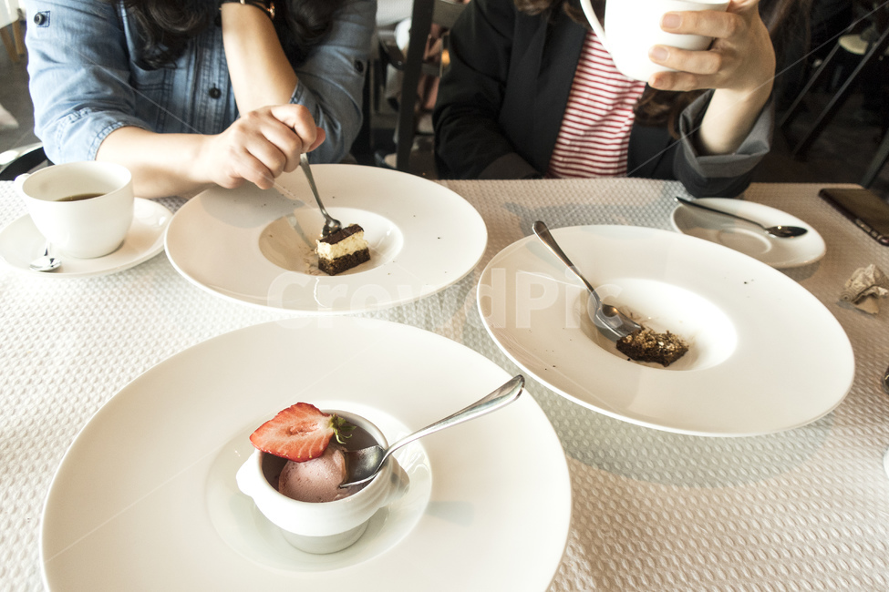 디저트,카페,레스토랑,후식,대화,카페인,케이크,티라미수,커피,coffeetime,아늑한,요리,이벤트,음식,재미있는,휴일,실내,라이프스타일,사람들,달콤한,테이블티백,티타임,장소,빈티지,물,친근함,친밀감,수다,아이스크림,딸기후식,테이블,흰색,접시,플레이팅,음식,식재료,요리,food,cook,meal,dishes,food reserves,디저트,간식,후식,dessert,snack