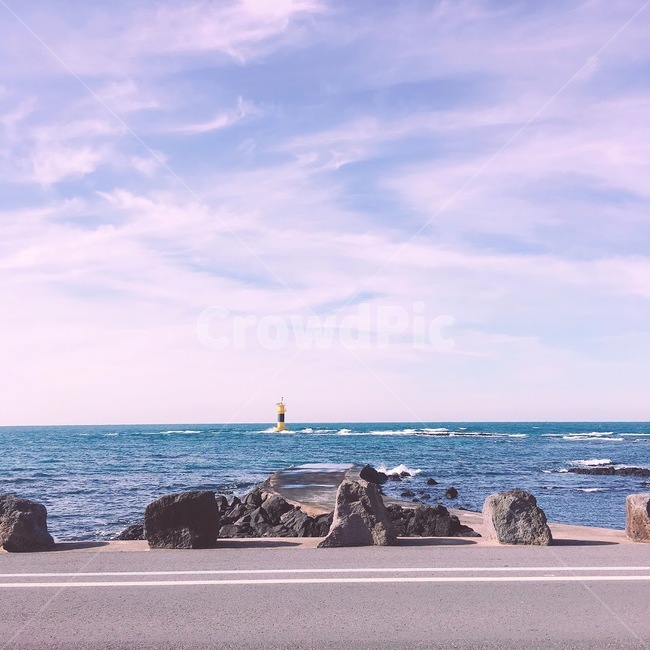 제주도,바다,바위,하늘,등대,도로,jeju,beach,sea,rock,sky,lighthouse,road,자연,풍경,nature,landscape,해변,바다,beach,sea,outdoors,옥외,ocean,대양,water,물,shoreline,해안선