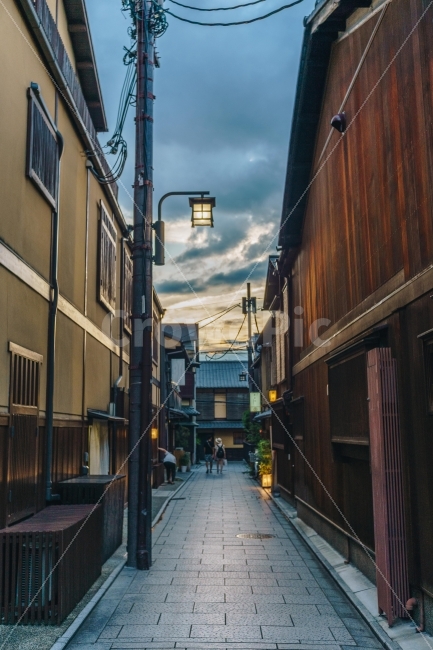 	일본,일본여행,교토여행,교토,japan,travel,japanesebus,kyoto,기온,기온거리,gion,trip,steet,kyotostreet,교토거리,저녁,노을,일본거리,일본하늘,교토하늘,세계여행,cityscape,도시여행,일본도시,일본가로등,가로등,옛가옥,오래된건물,전통,전통거리,골목길,일본골목길,교토골목길,여행,도시,풍경,city,landscape,골목길,alley,해외,외국,세계,foreign,oversea,world,세계도시풍경,해외도시풍경,외국도시풍경,world cityscape,road,도로,town,시티,street,거리,urban,어반,building,건물,골목,alleyway