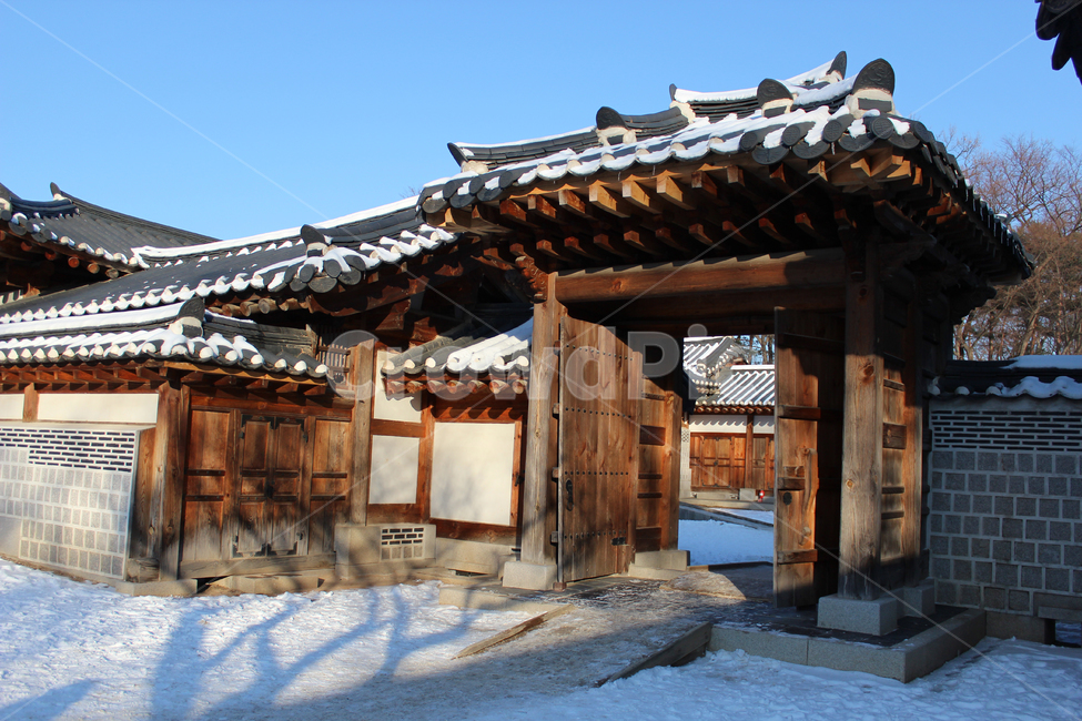 경복궁,gyeongbokgung,한옥,궁,서울,선,구조,집,전통,전통가옥,한국,문화재,한국문화,기와,서까래,잡상,고궁,tiledroof,ancientpalace,korea,seoul,culturalassets,겨울,계절,winter,season,한국전통,한국문화,korean traditional,korean culture,건축물,건물외관,exterior,building,structure,architecture,construction