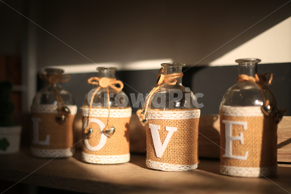 소품,interiordecoration,인테리어,병,bottle,table,sunshine,빛,사물,물건,오브젝트,thing,object,matter