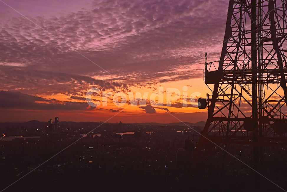 노을,석양,일몰,황혼,해질무렵,해질녘,sunset,감성사진,오렌지색,붉은색,갈색,철탑,송전탑,수신탑,철골,구조물,지평선,구름,땅거미,배경,바탕,백그라운드,background,nightview,landscape,저녁풍경,풍경,도시,씨티,서울,city,낭만적,한국도시경관,town,야경,밤,풍경,nightscape,night,landscape