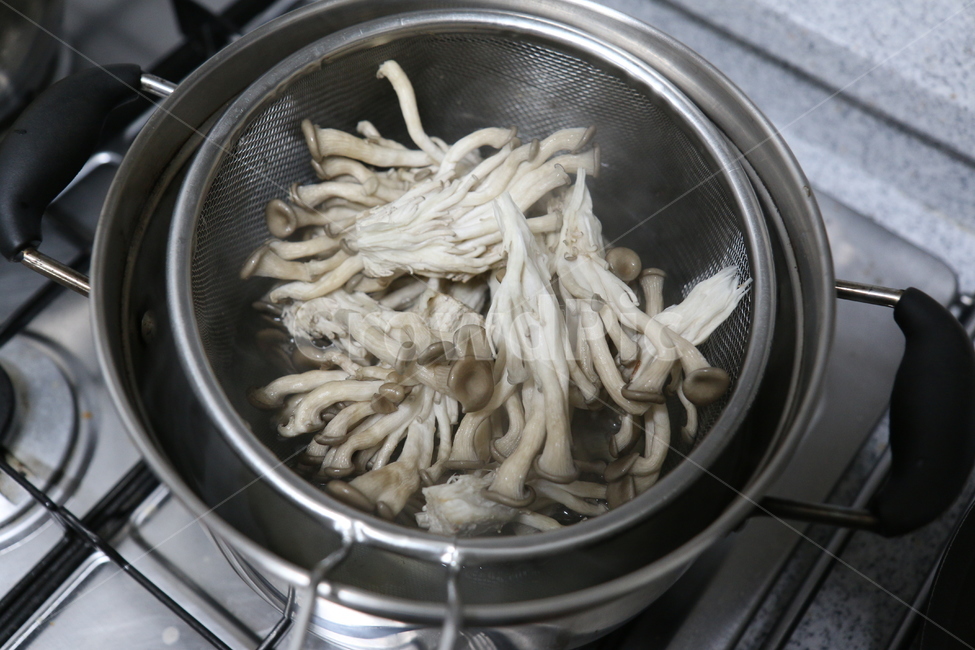 음식,food,버섯,조리,데치기,버섯데치기,느타리버섯,요리,버섯,mushroom,음식,식재료,요리,food,cook,meal,dishes,food reserves