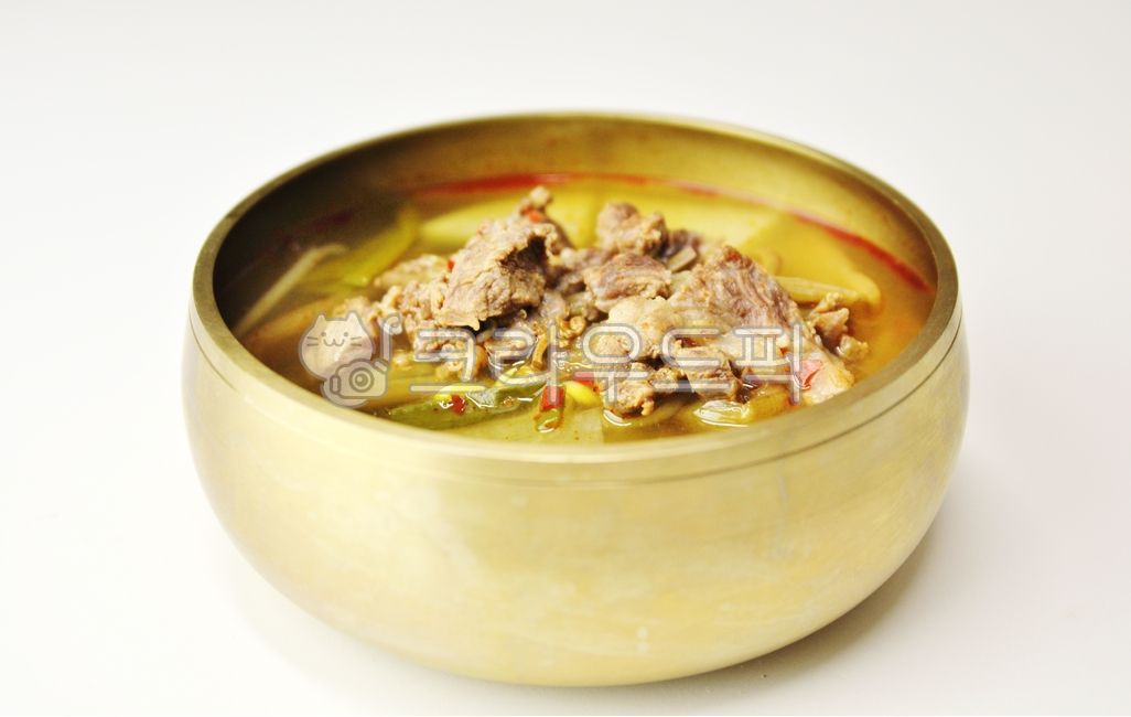 소고기국,소고기무국,소고기,한국음식,한국전통,놋그릇,국물,야채,채소,고기,음식