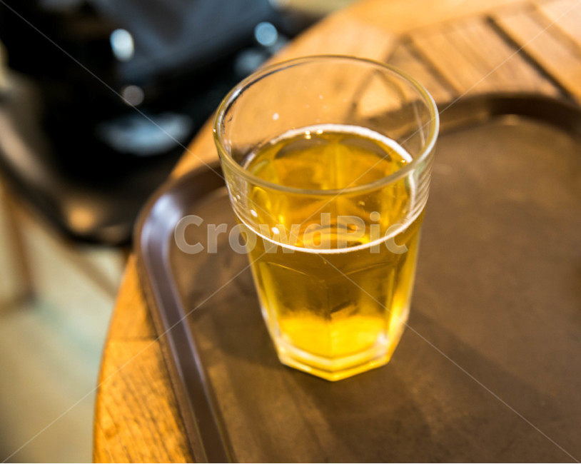 컵,맥주,테이블,노란,시원한,술,주류,alcohol