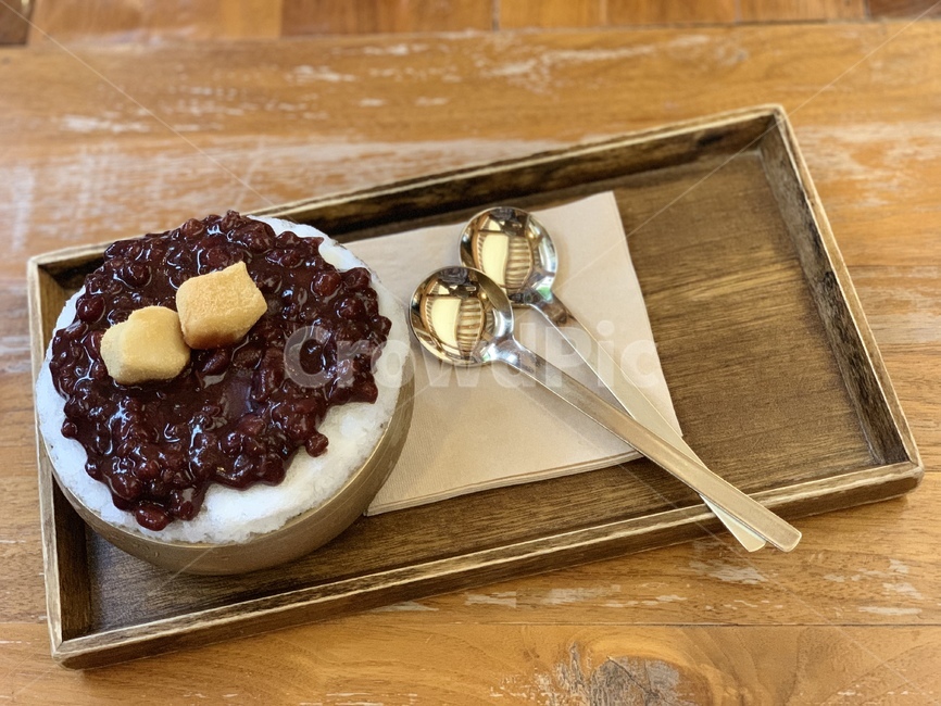 팥빙수,빙수,얼음,팥,찹쌀떡,여름,디저트,간식,여름간식,티스픈,냅킨,쟁반,테이블,디저트,간식,후식,dessert,snack