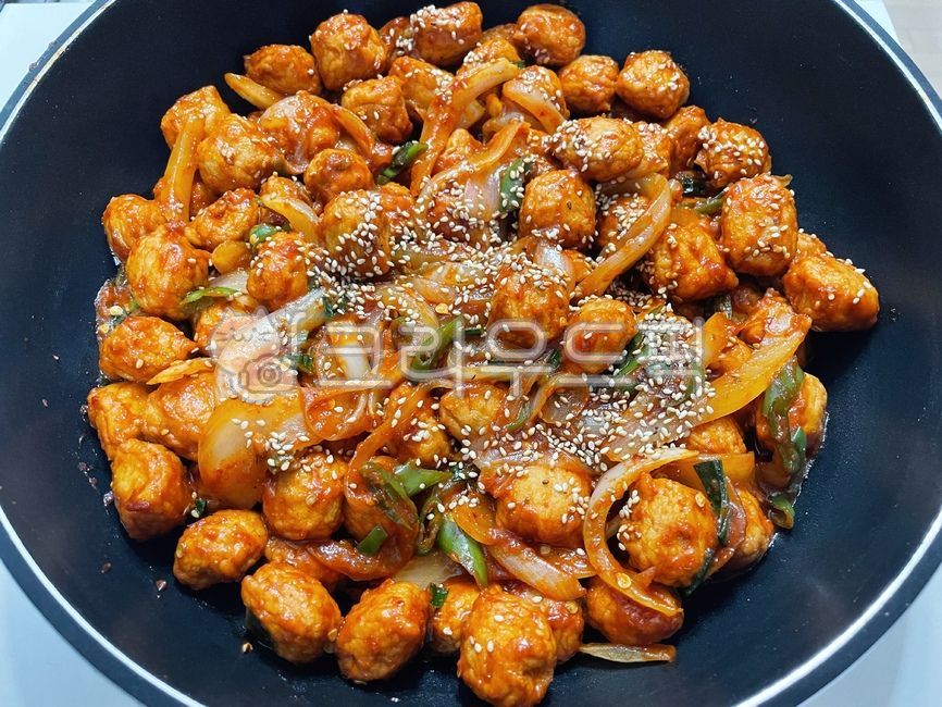seasoning,Stirfried fish cake,onion,Fish cake,green onion,rice side dish,vegetable,side dish,rice thief,wok,stirfried dishes,Korean food,ingredients,cooking,koreanfood,Korean cuisine,cook,Korean,Cheongyang pepper,food,meal,Stirfried Odeng,fish cake,dish,s